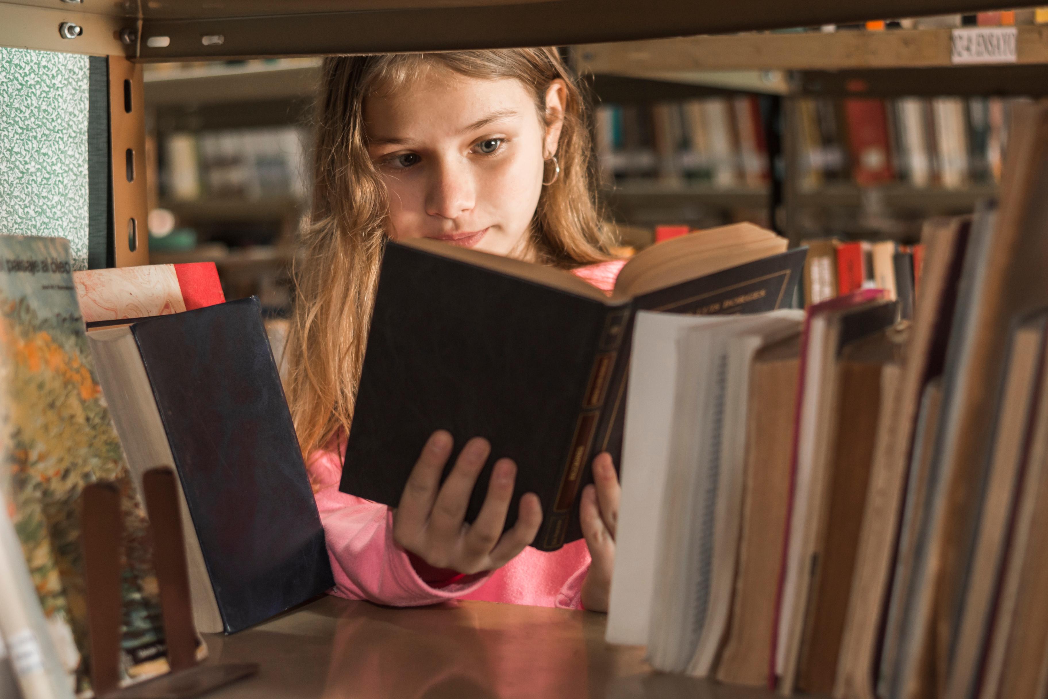 Где читают отзывы. Подростки в библиотеке. Чтение книг. Подросток с книгой. Девочка с книжкой.