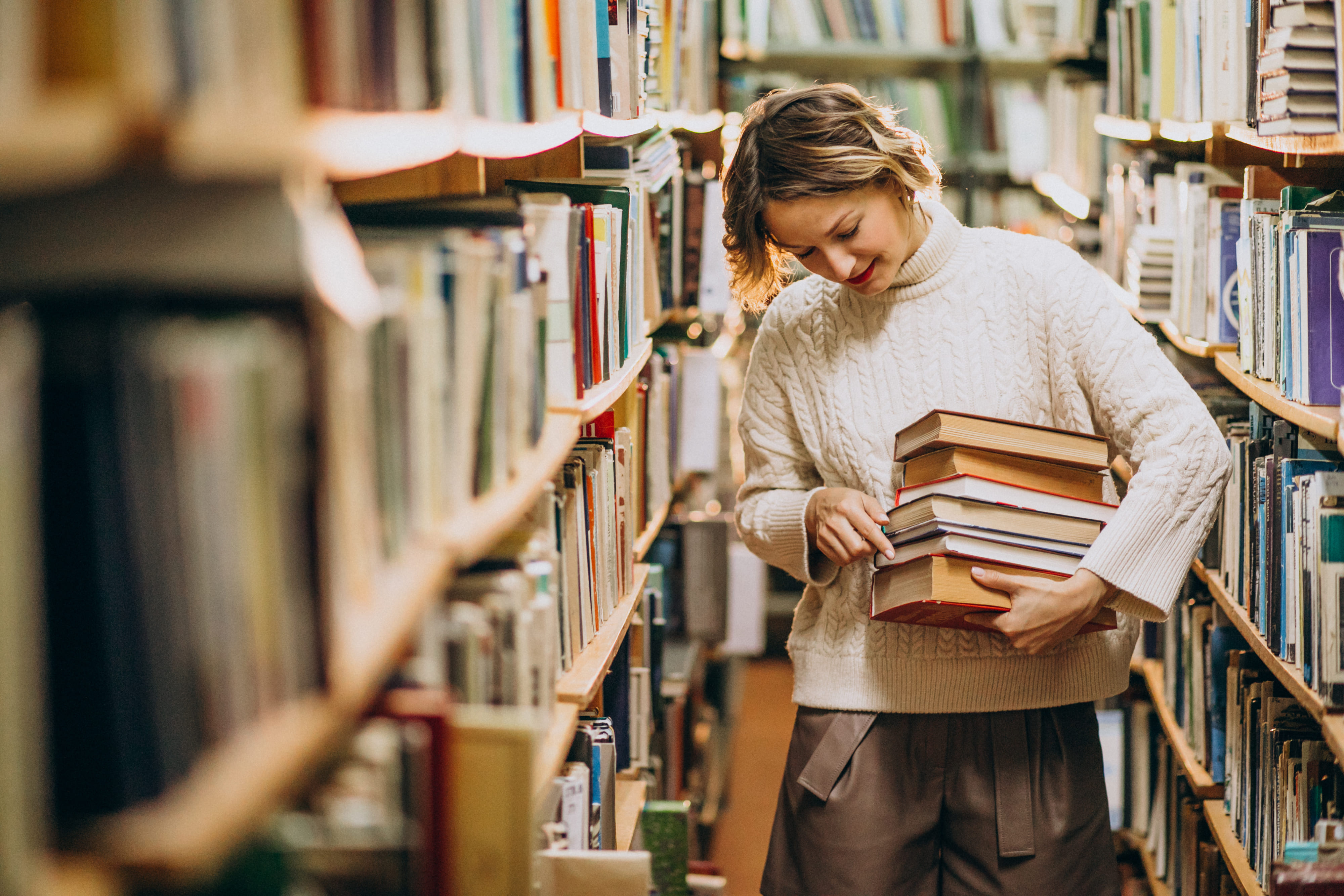 Ат книги. Собирать книги. Тело в библиотеке. Freelibrary чтение книг. Дама собранная из книжек.